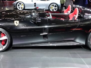 Ferrari Monza SP2 noire au premier plan et Monza SP1 grise en arrière-plan
