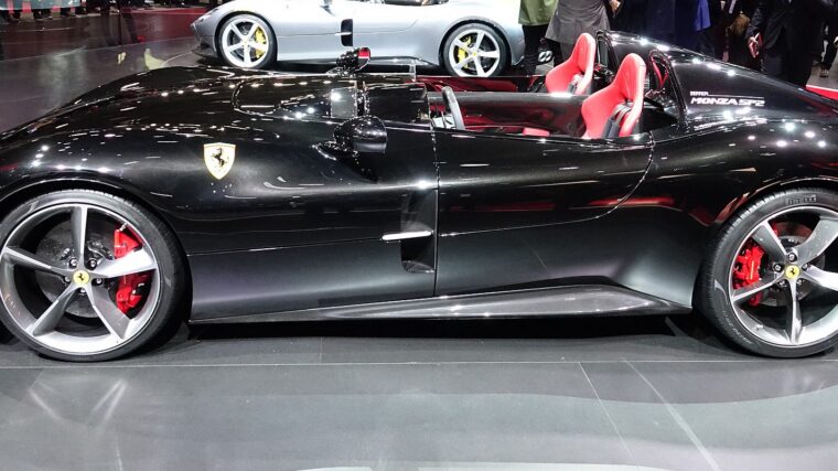 Ferrari Monza SP2 noire au premier plan et Monza SP1 grise en arrière-plan