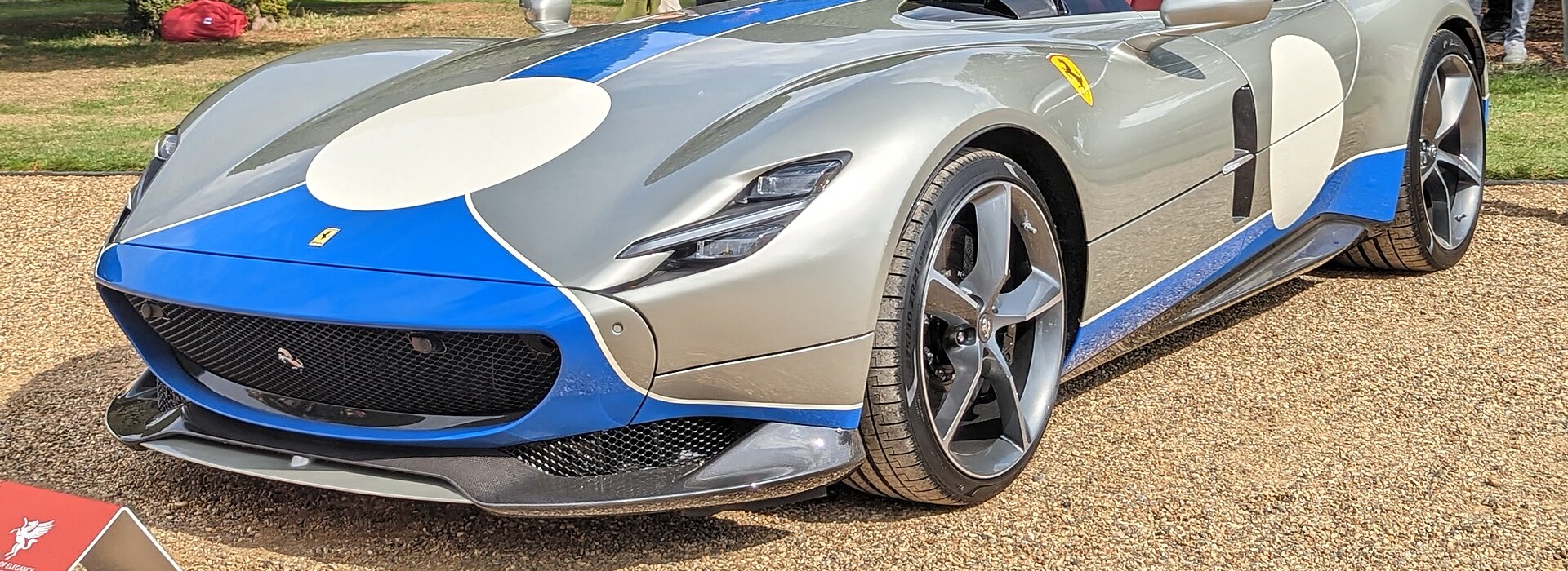 Ferrari Monza SP1 grise et bleue vue de trois quarts avant