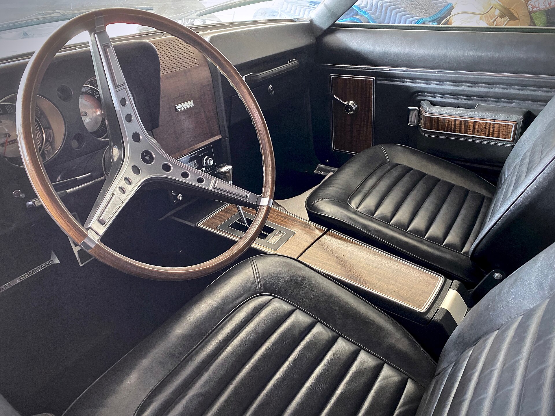 Habitacle noir d’une AMC Javelin de 1969 avec volant en bois et boîte automatique