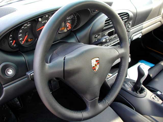 Volant et instrumentation d’une Porsche 911 type 996