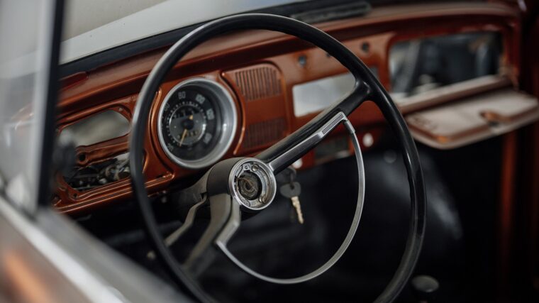 Volant et tableau de bord d’une voiture ancienne dans un garage