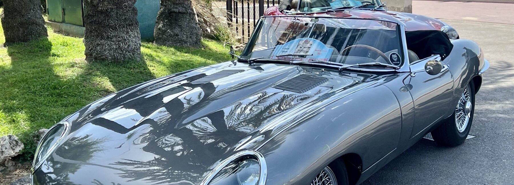 Jaguar Type E grise, exemple de voiture de collection dont l’authenticité peut être documentée