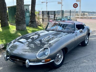 Jaguar Type E grise, exemple de voiture de collection dont l’authenticité peut être documentée