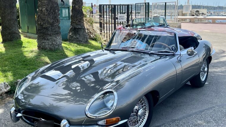 Jaguar Type E grise, exemple de voiture de collection dont l’authenticité peut être documentée