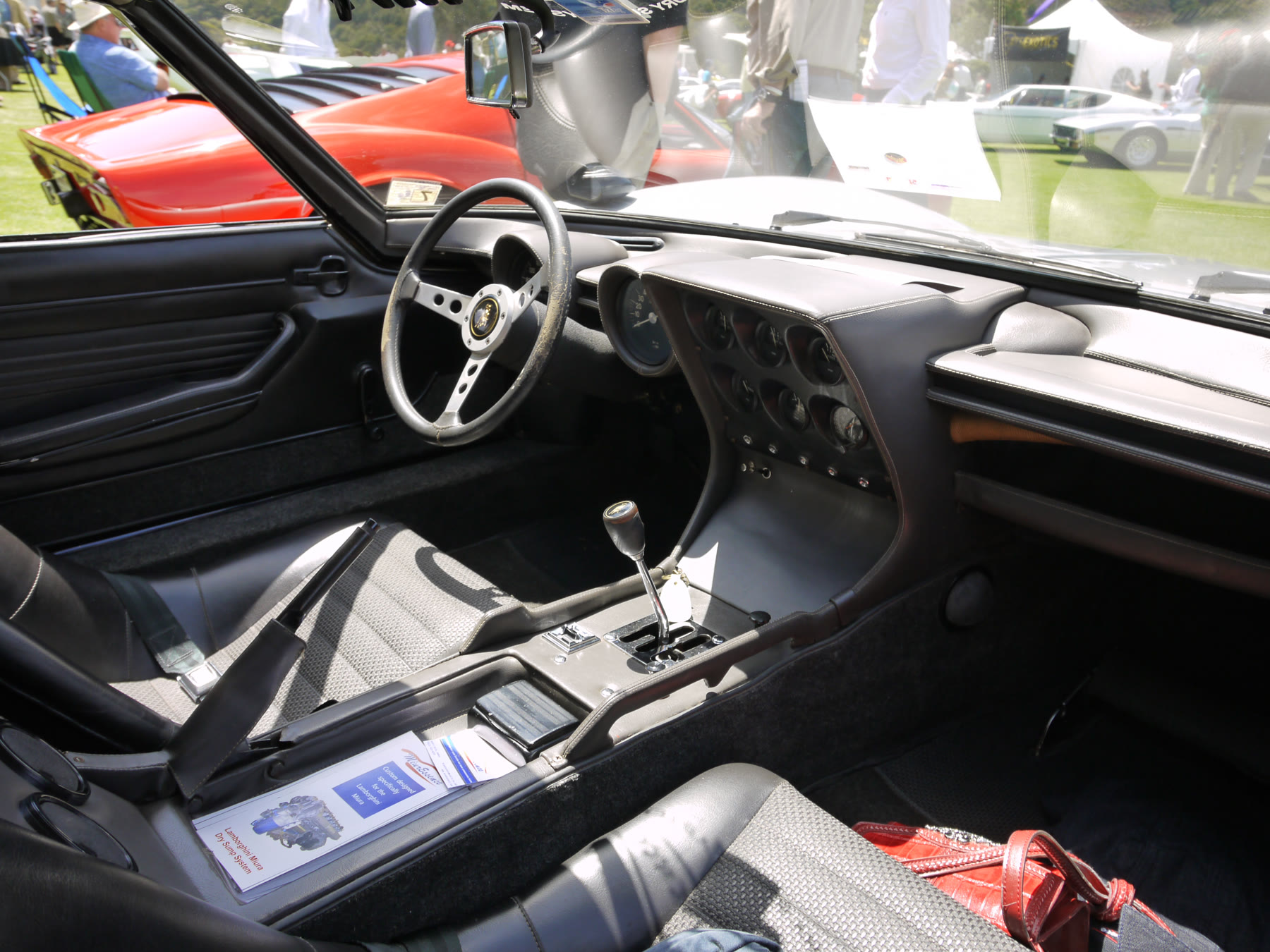 Habitacle d’une Lamborghini Miura avec volant trois branches et grille de boîte manuelle
