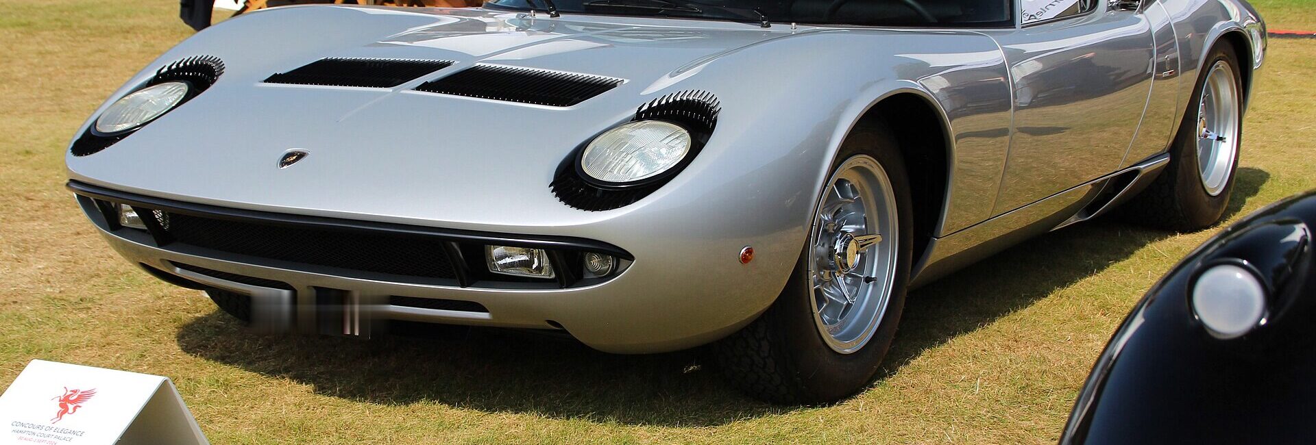 Lamborghini Miura P400 grise vue de trois quarts avant