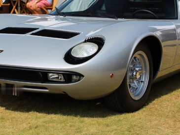 Lamborghini Miura P400 grise vue de trois quarts avant