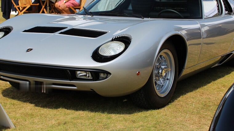 Lamborghini Miura P400 grise vue de trois quarts avant