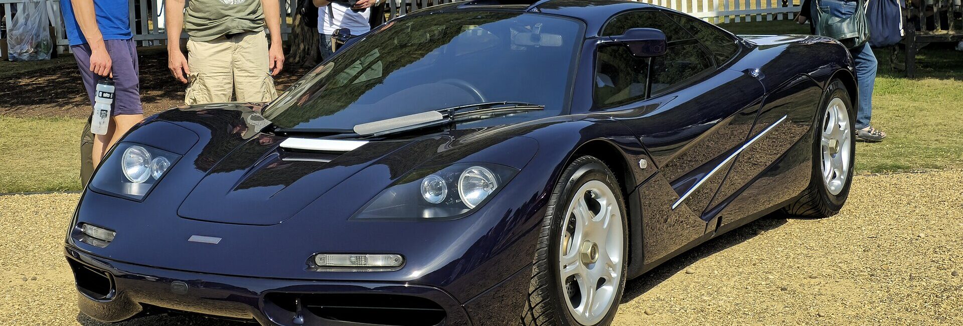 McLaren F1 routière bleu foncé exposée en plein air