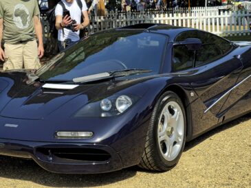 McLaren F1 routière bleu foncé exposée en plein air