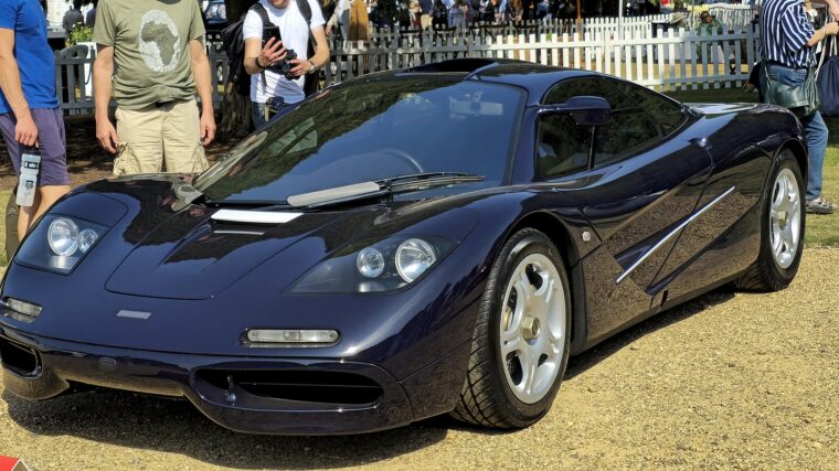 McLaren F1 routière bleu foncé exposée en plein air