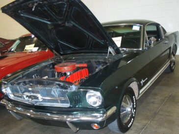 Ford Mustang ancienne présentée à une vente automobile