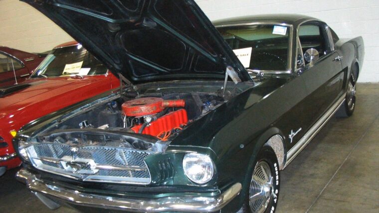 Ford Mustang ancienne présentée à une vente automobile