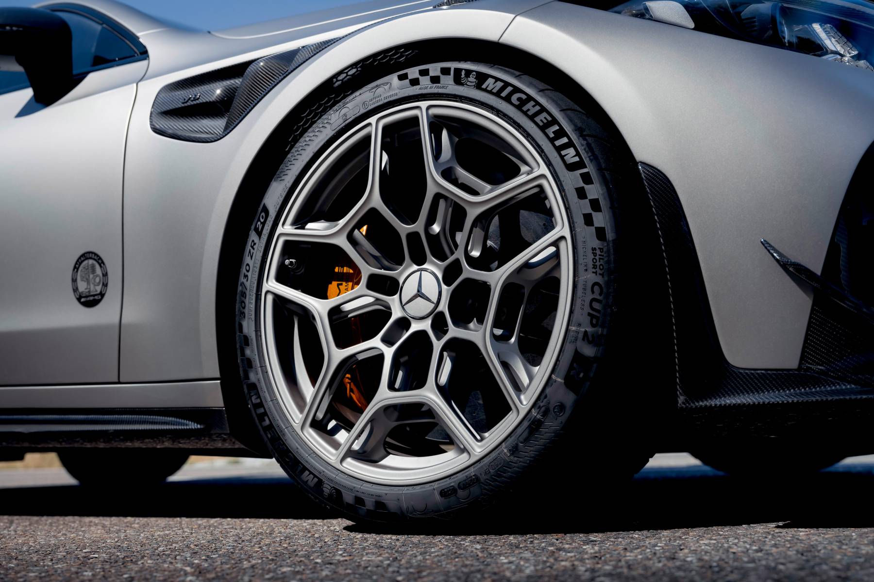Jante forgée, pneu Michelin Pilot Sport Cup 2 et frein carbone-céramique de la Mercedes-AMG CLE 646 Spezialanfertigung
