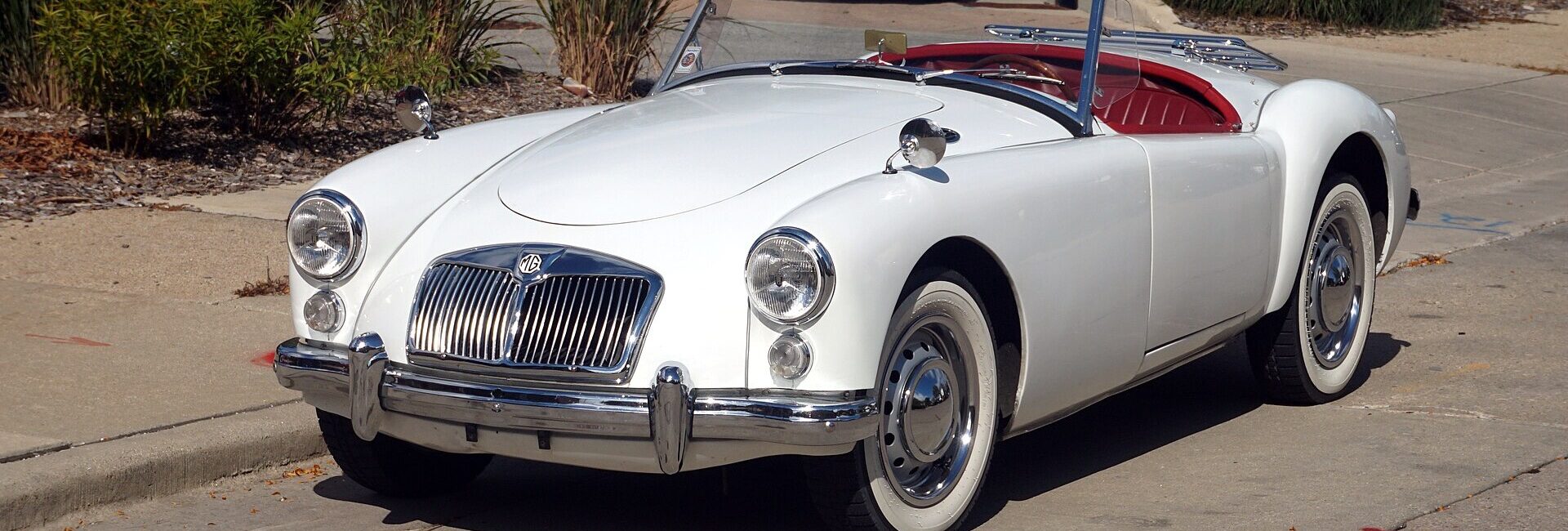 MG MGA blanche avant restauration ou remisage