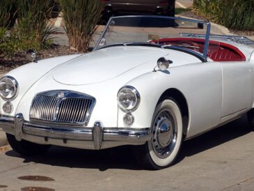 MG MGA blanche avant restauration ou remisage
