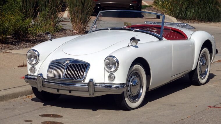 MG MGA blanche avant restauration ou remisage