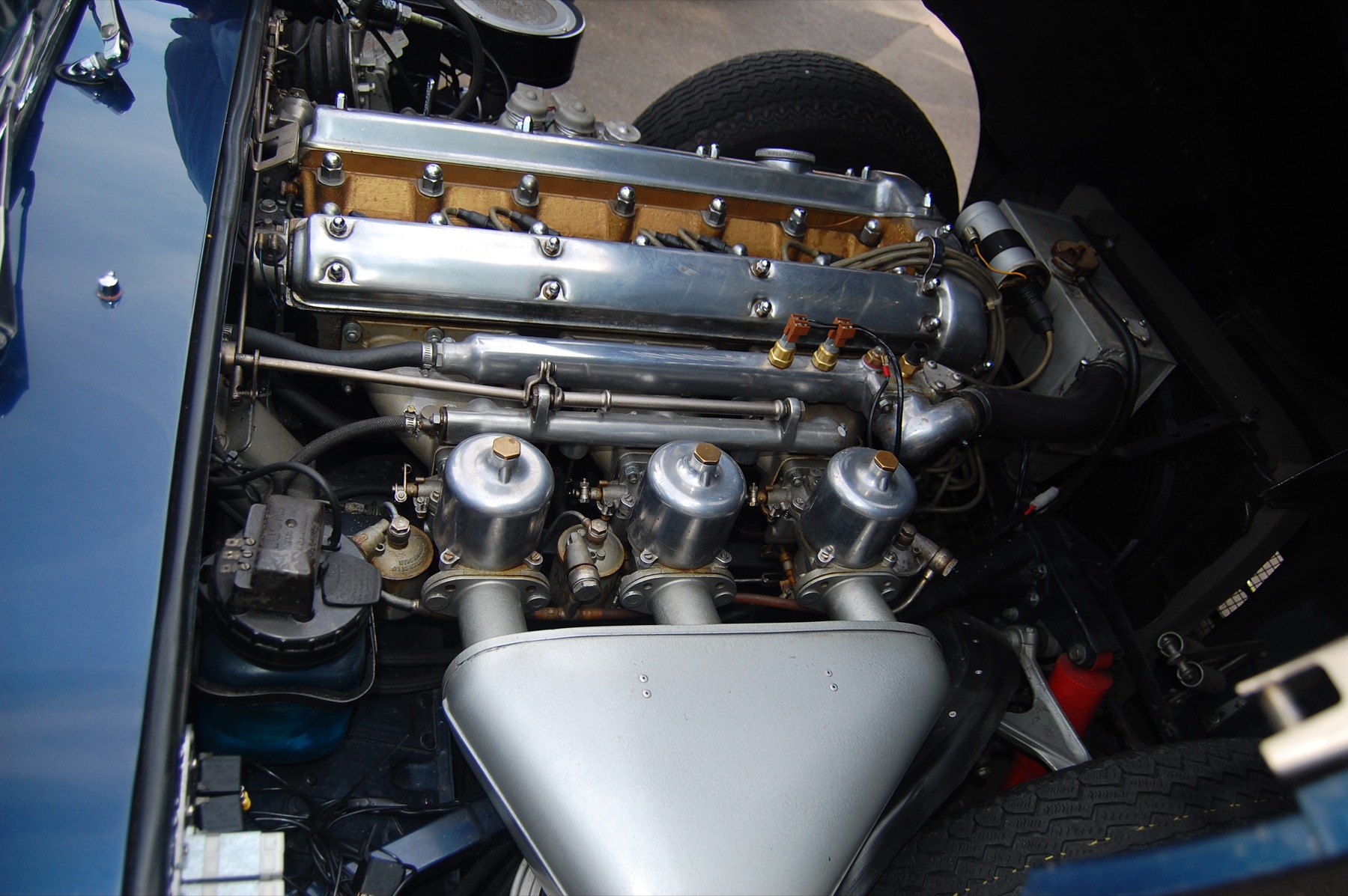 Moteur six cylindres d’une Jaguar Type E