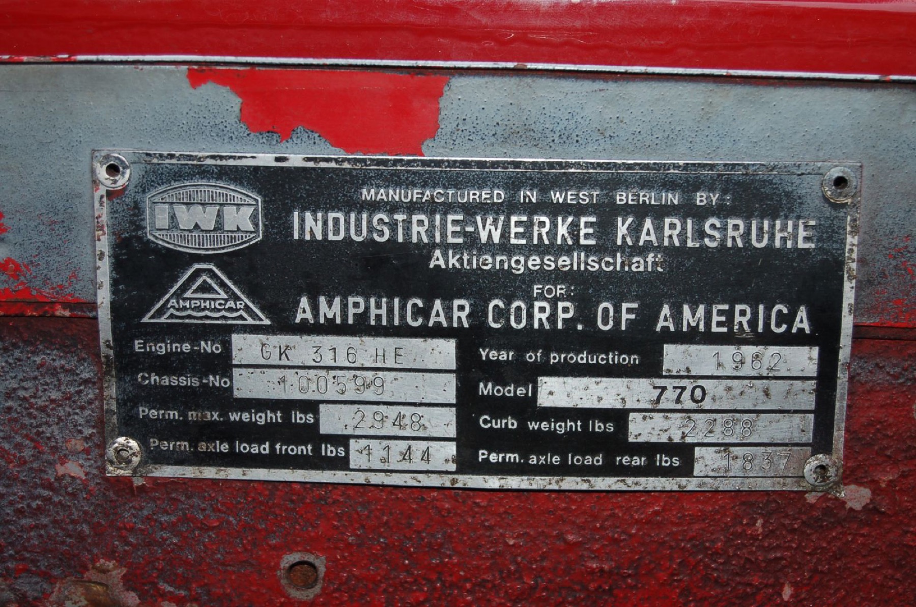 Plaque constructeur d’une Amphicar de 1962 indiquant les numéros du moteur et du châssis