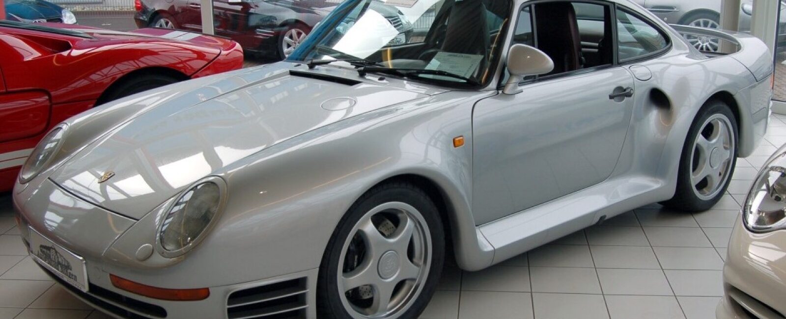 Porsche 959 argentée vue de trois quarts avant