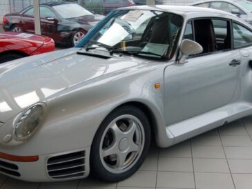 Porsche 959 argentée vue de trois quarts avant
