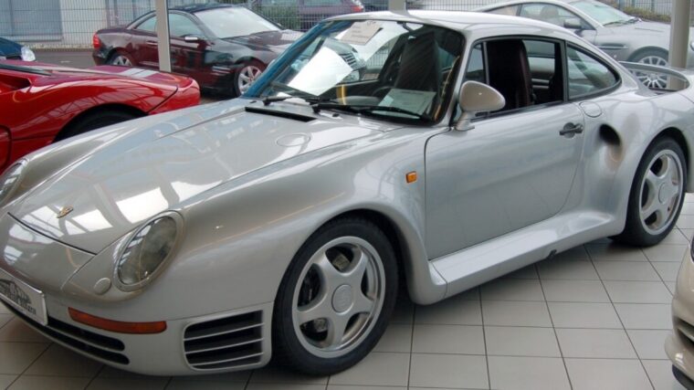 Porsche 959 argentée vue de trois quarts avant