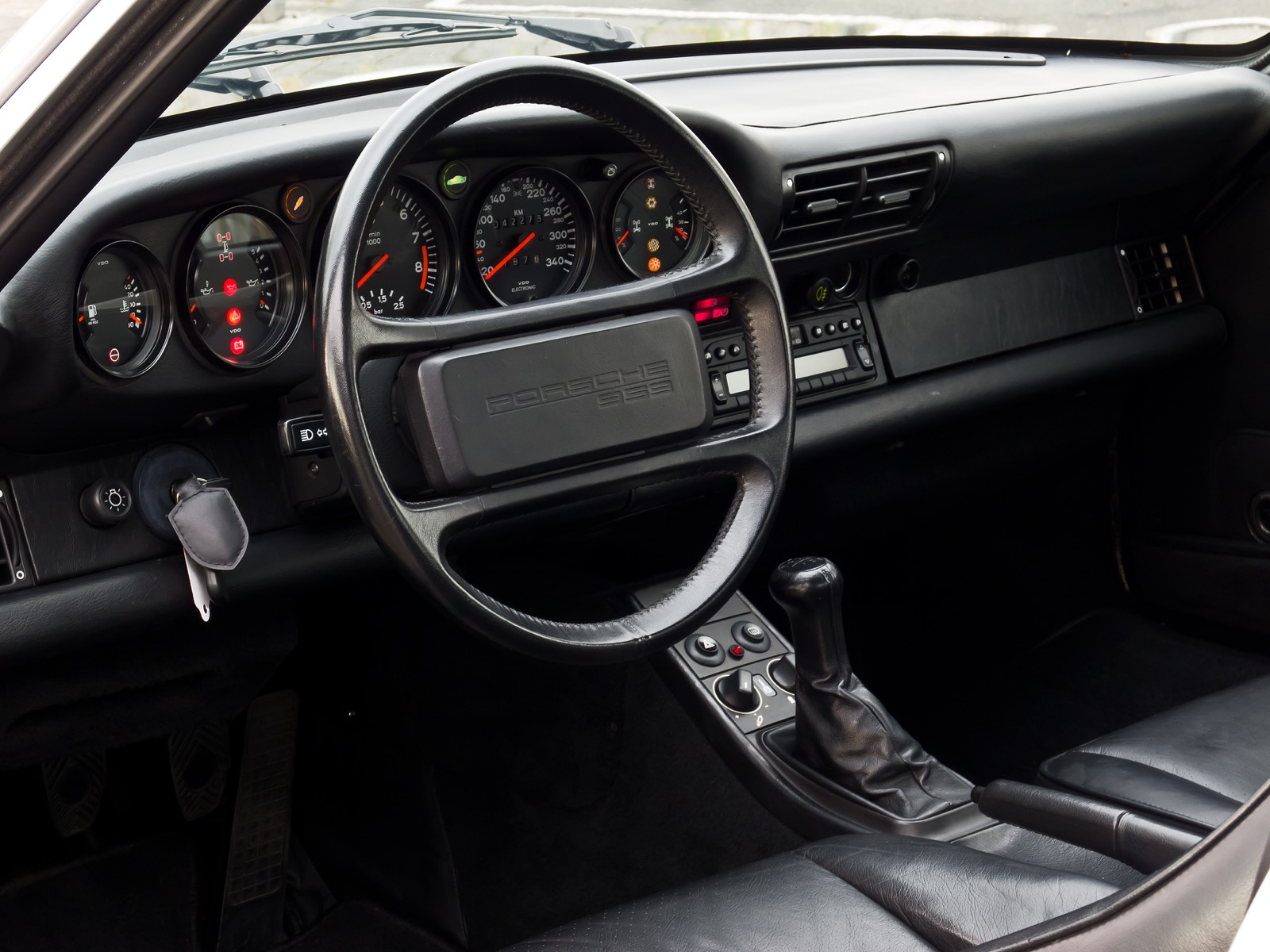 Habitacle et instrumentation d’une Porsche 959