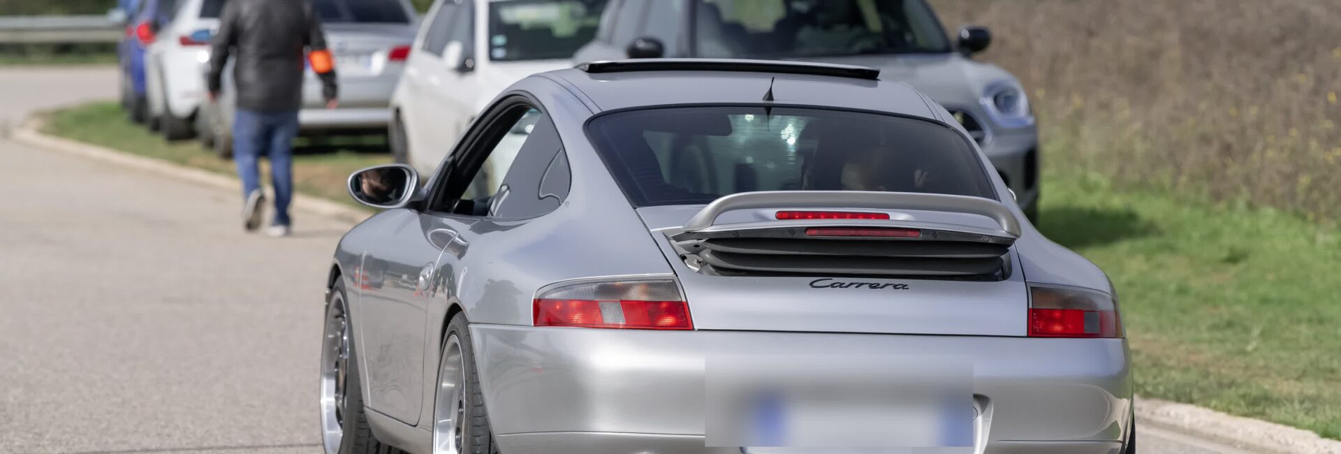 Porsche 911 type 996 Carrera grise vue de trois quarts arrière