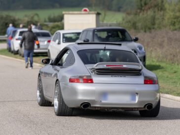 Porsche 911 type 996 Carrera grise vue de trois quarts arrière