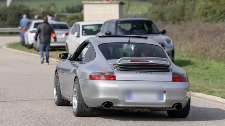 Porsche 911 type 996 Carrera grise vue de trois quarts arrière