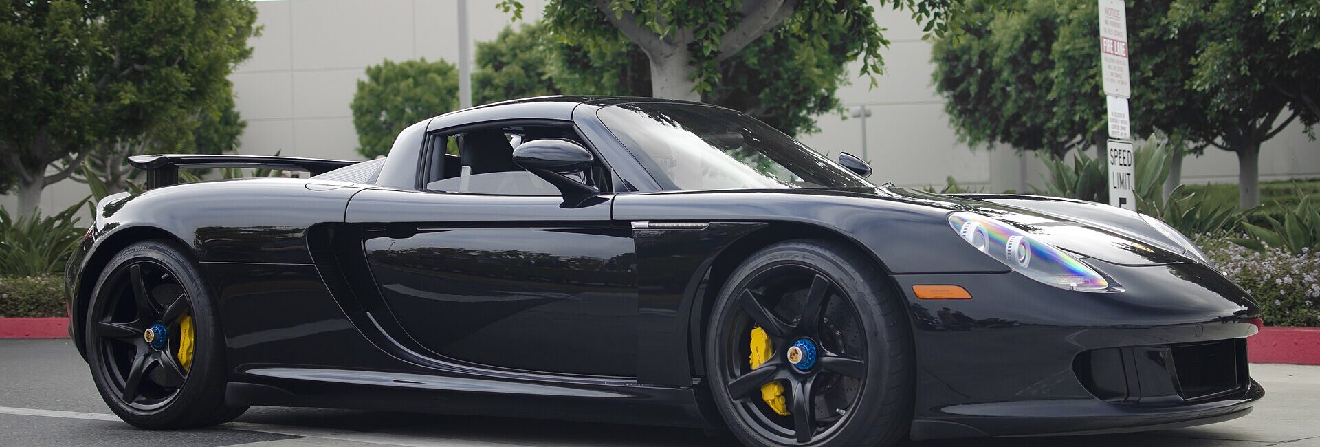 Porsche Carrera GT noire vue de profil