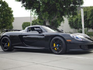 Porsche Carrera GT noire vue de profil