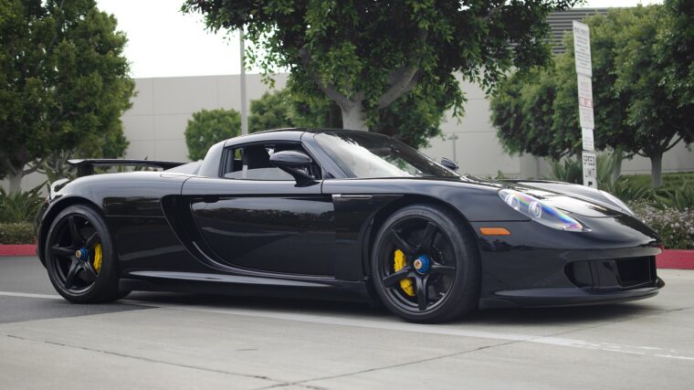 Porsche Carrera GT noire vue de profil