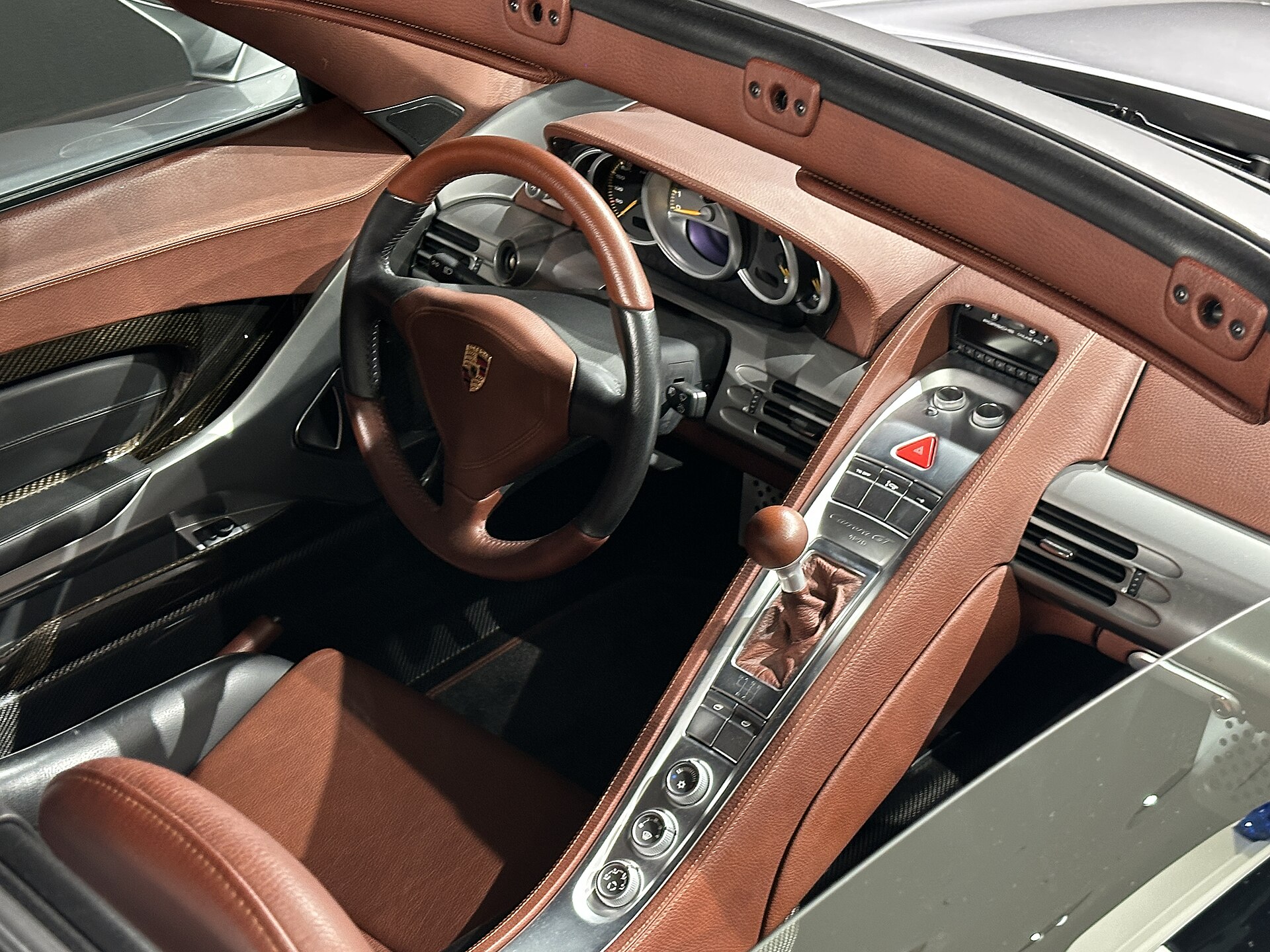 Habitacle et boîte manuelle de la Porsche Carrera GT