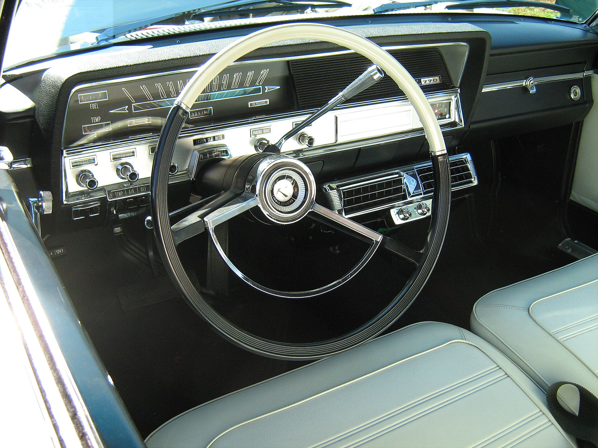 Compteur et commandes d’une automobile classique