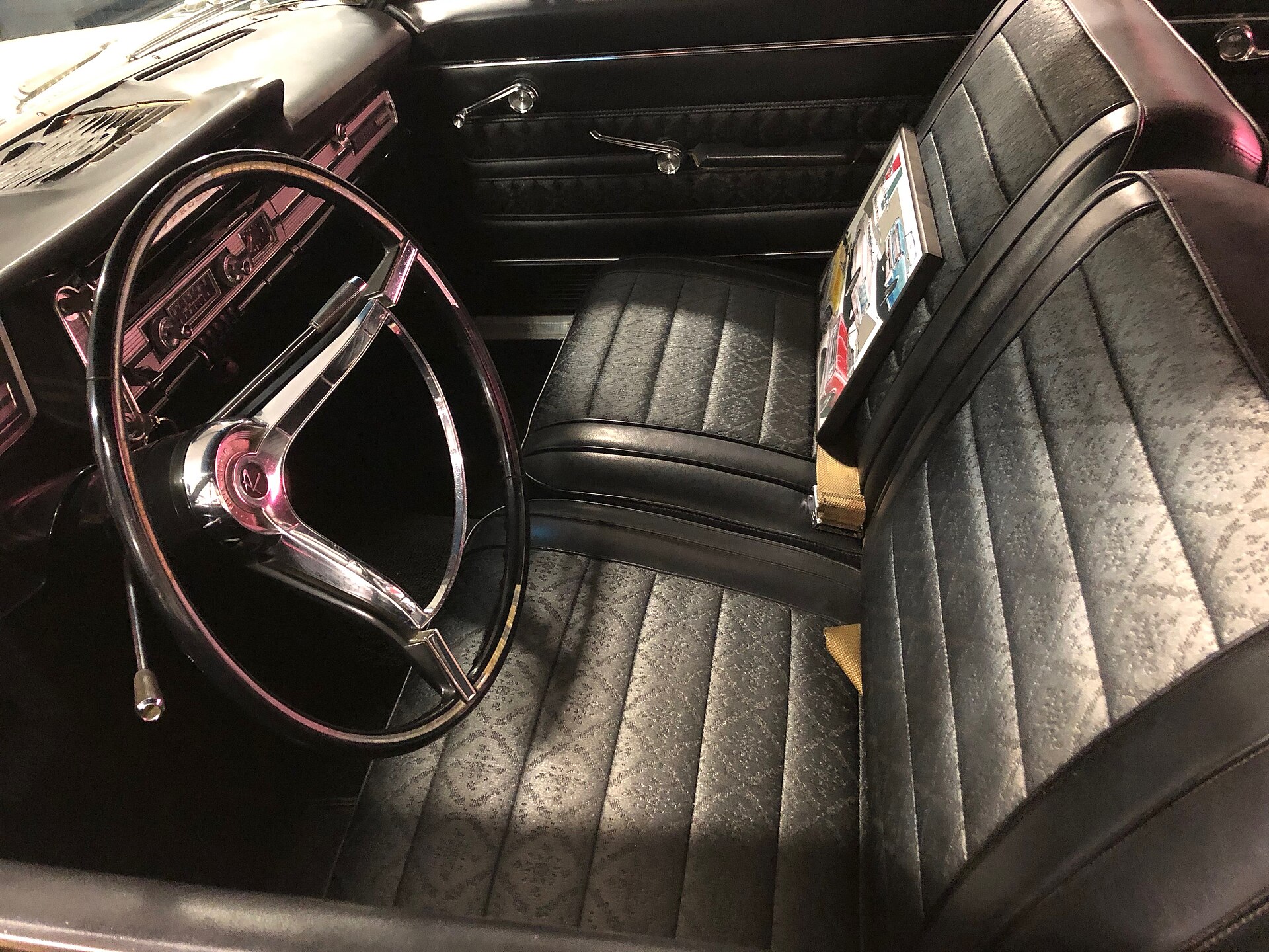Intérieur noir d’une Rambler Classic Typhoon de 1964