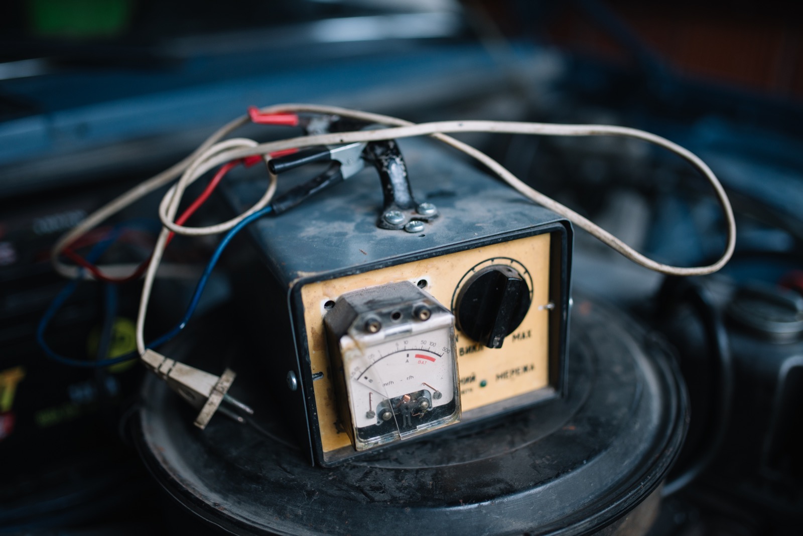 Recharge d’une batterie de voiture ancienne