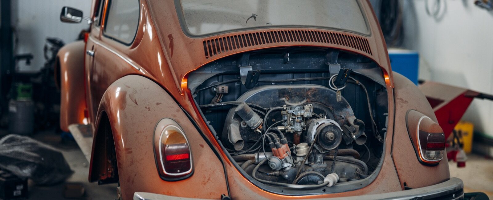 Volkswagen Coccinelle ancienne en atelier avant sa remise en route