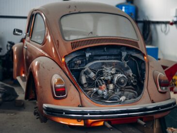 Volkswagen Coccinelle ancienne en atelier avant sa remise en route