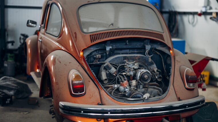Volkswagen Coccinelle ancienne en atelier avant sa remise en route