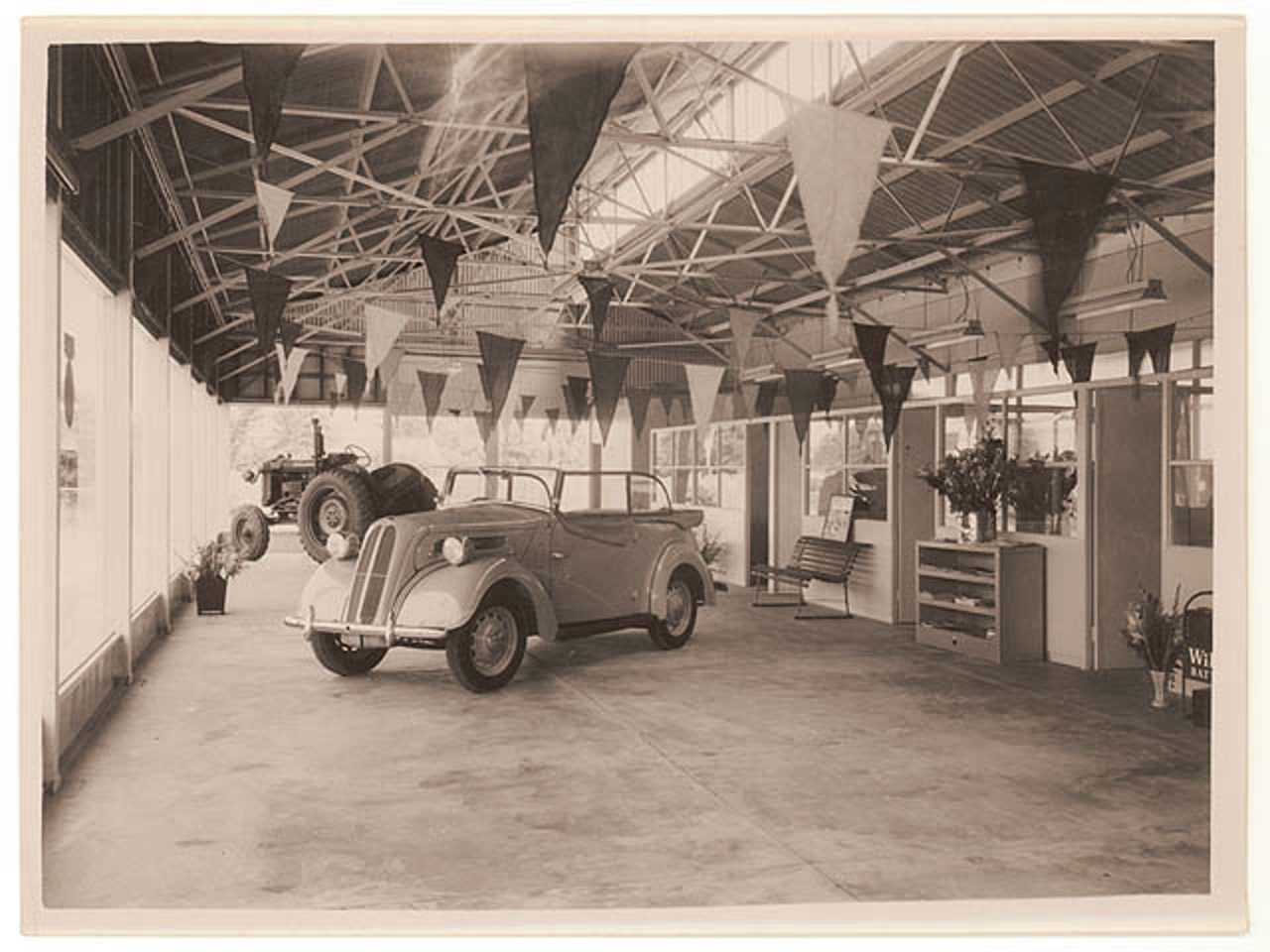 Automobiles présentées dans un showroom historique