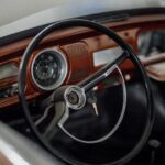 Remettre en route une voiture ancienne immobilisée : la checklist avant de démarrer