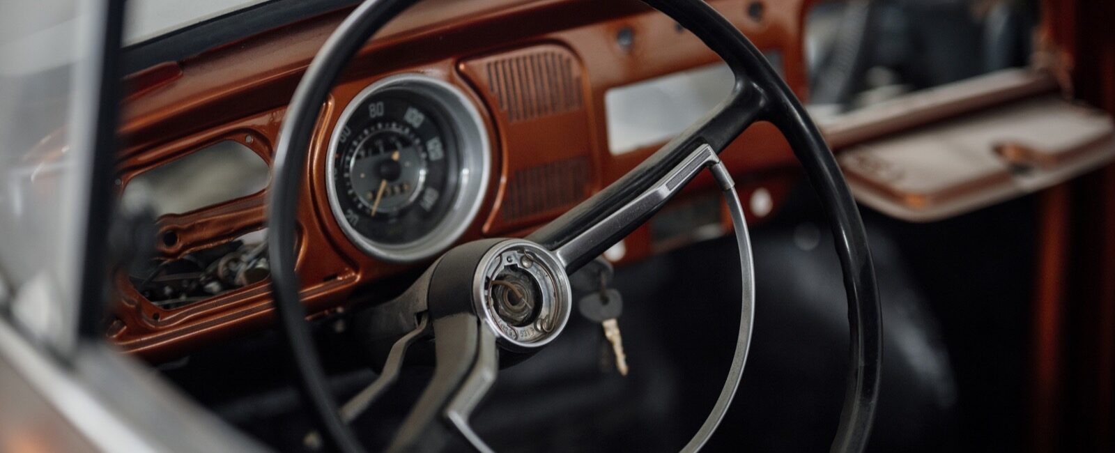 Tableau de bord et volant d’une voiture ancienne en cours d’évaluation