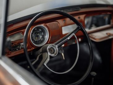 Tableau de bord et volant d’une voiture ancienne en cours d’évaluation