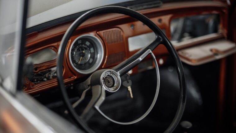 Tableau de bord et volant d’une voiture ancienne en cours d’évaluation