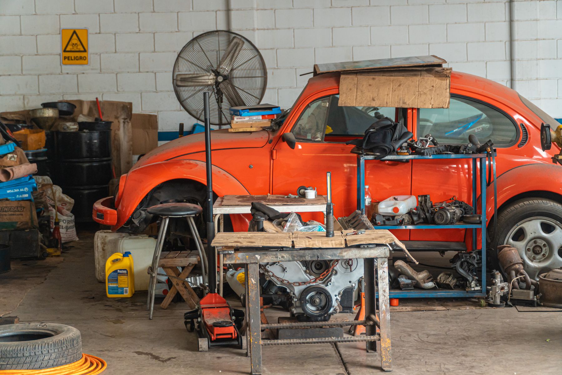 Voiture ancienne démontée dans un atelier de restauration