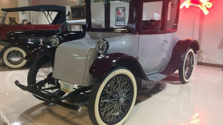Automobile ancienne exposée dans un garage de collection
