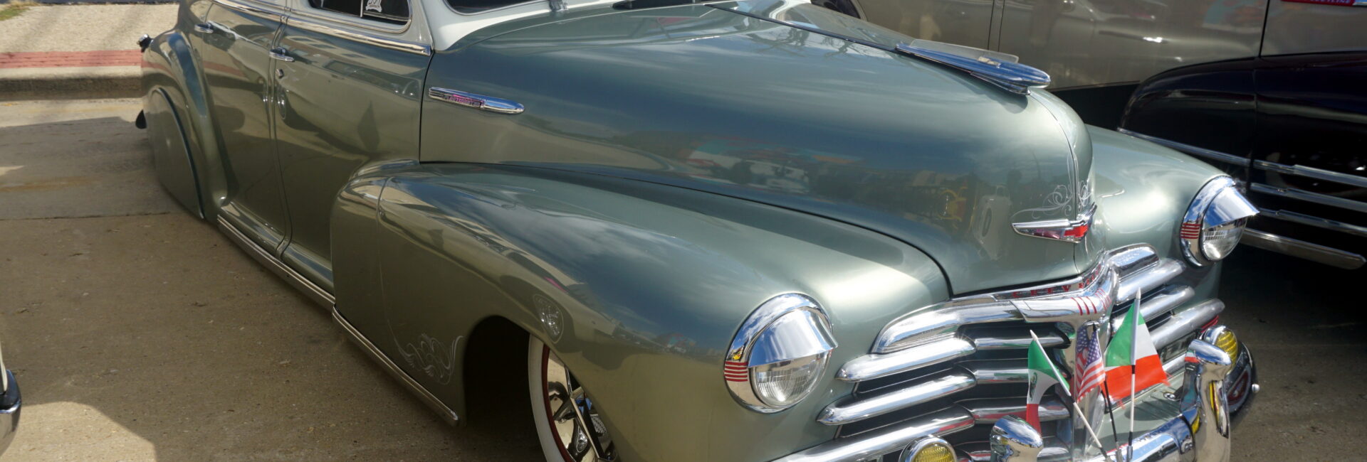 Chevrolet Fleetmaster de 1948 exposée avec d’autres voitures classiques