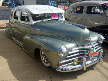 Chevrolet Fleetmaster de 1948 exposée avec d’autres voitures classiques